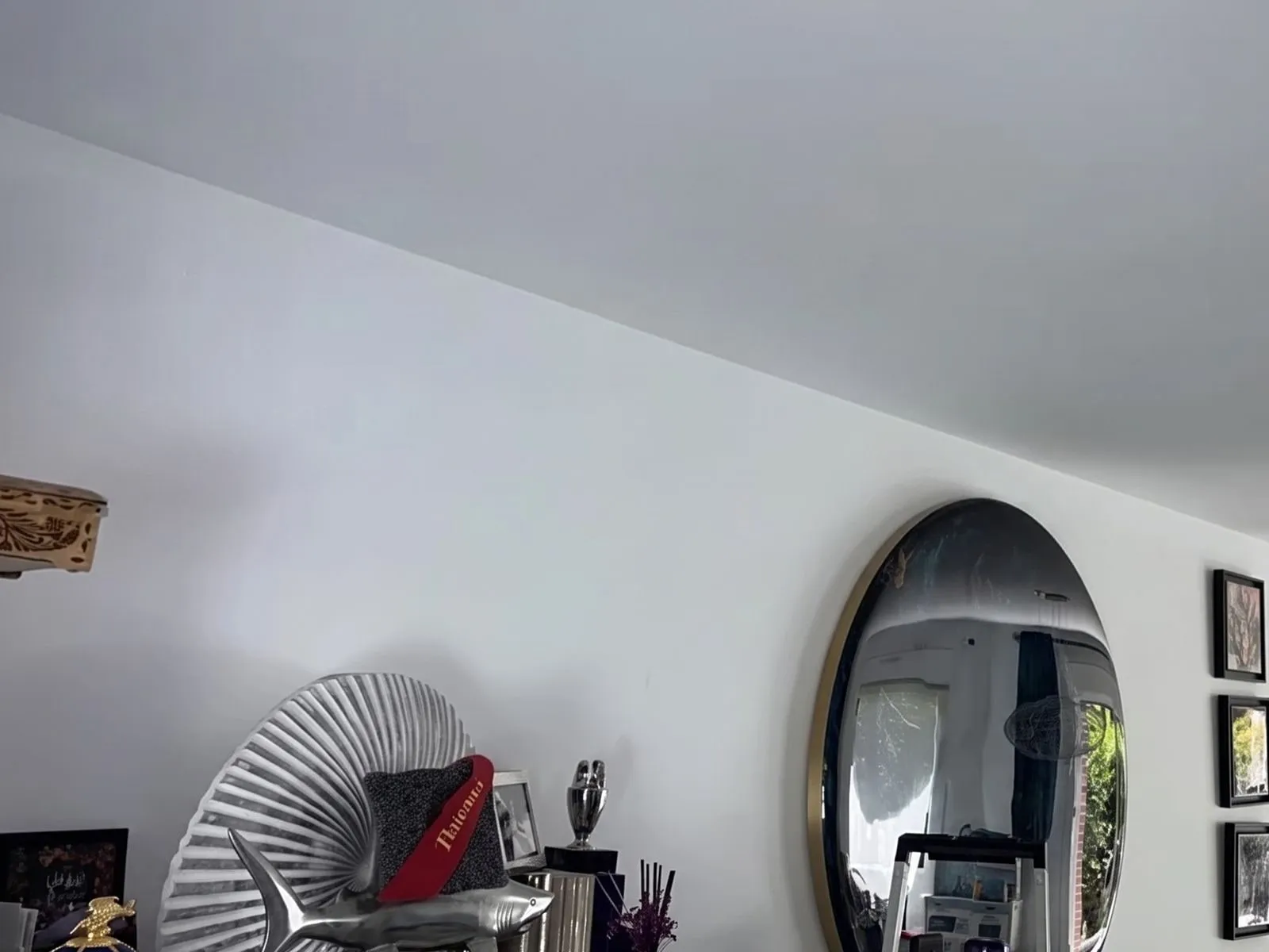 Séjour avant installation, mur nu au-dessus du meuble.