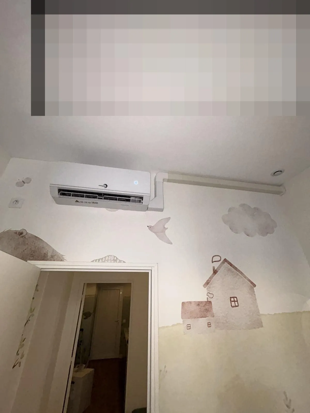 Climatisation : split en chambre d'enfant avec fresque