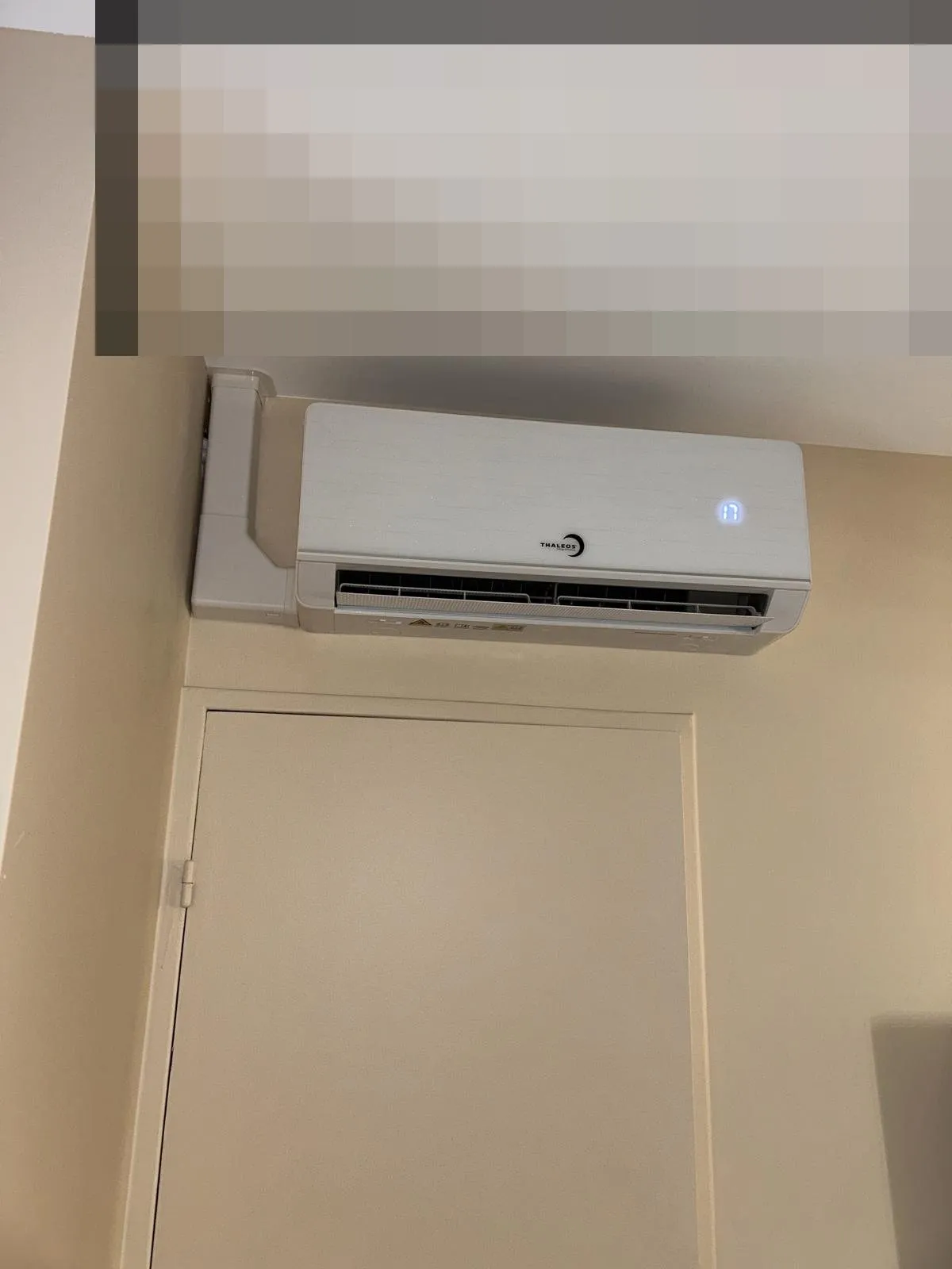 Climatisation : split mural au-dessus d'une porte