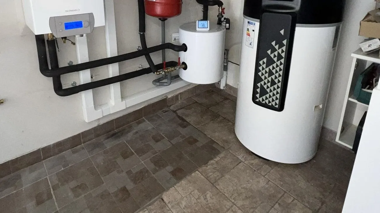 Module intérieur de pompe à chaleur et ballon d'eau chaude en local technique