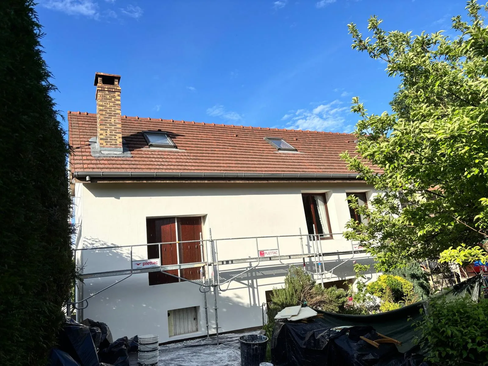 Isolation extérieure : pavillon enduit terminé sous ciel bleu
