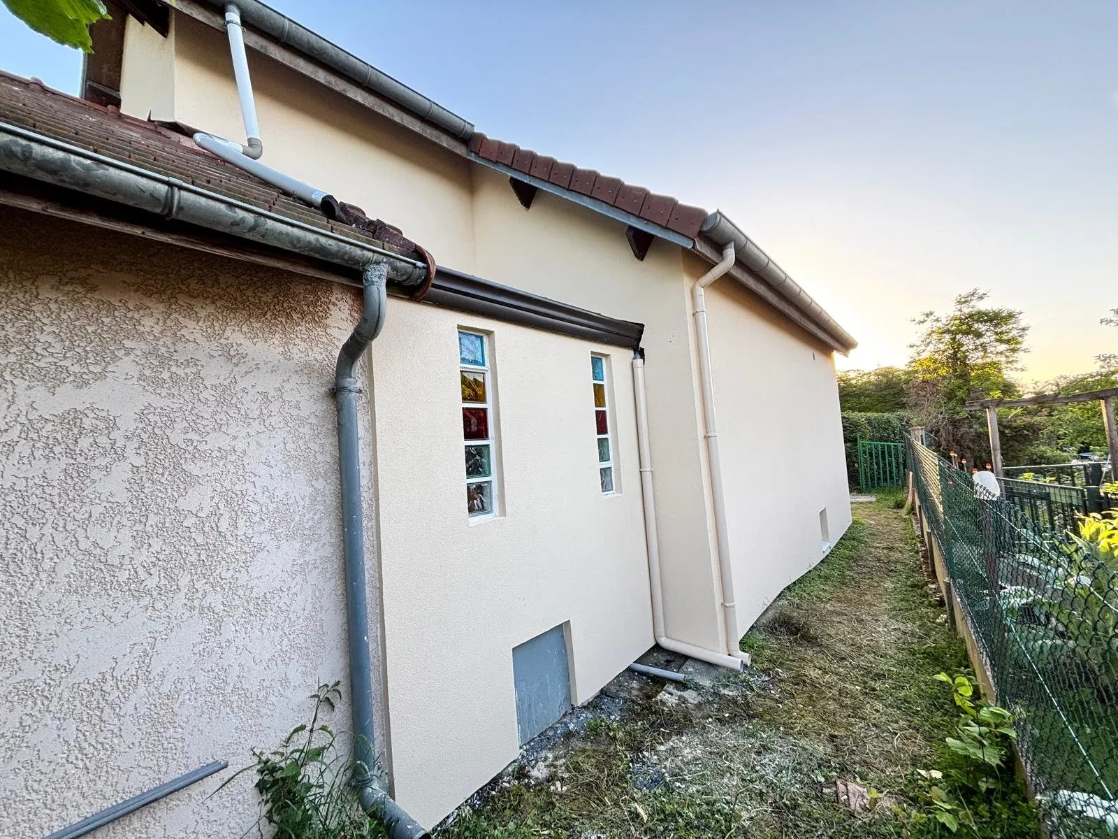 Isolation extérieure : façade enduite terminée en fin de journée
