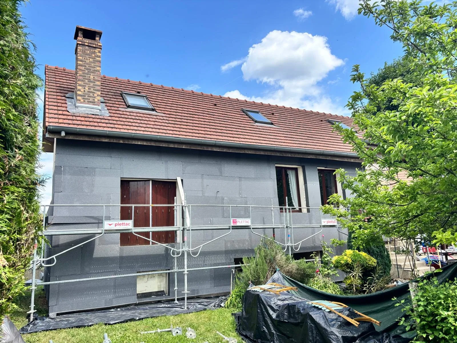 Isolation extérieure : panneaux isolants posés sous échafaudage sur pavillon