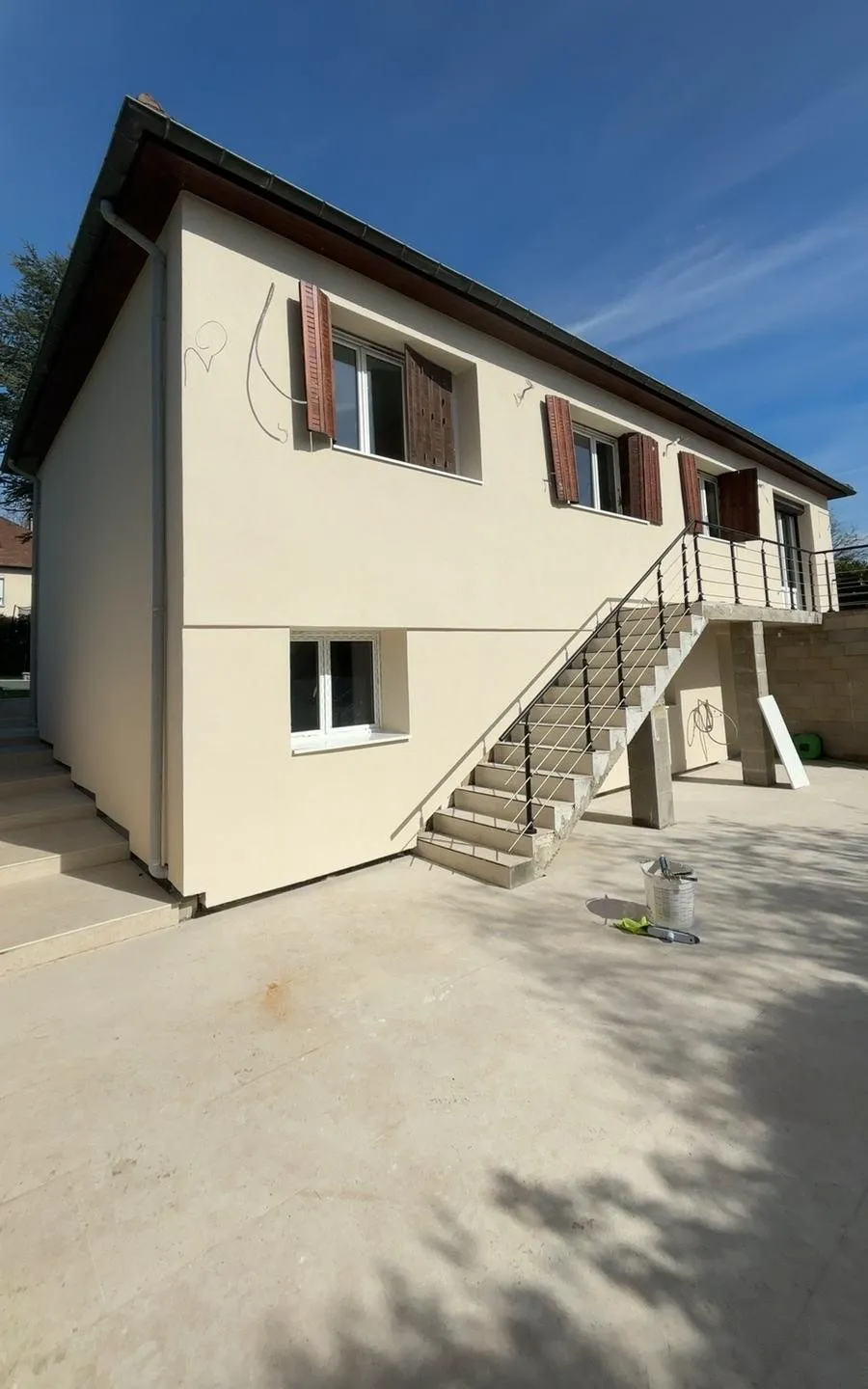 Isolation extérieure : maison terminée avec escalier extérieur