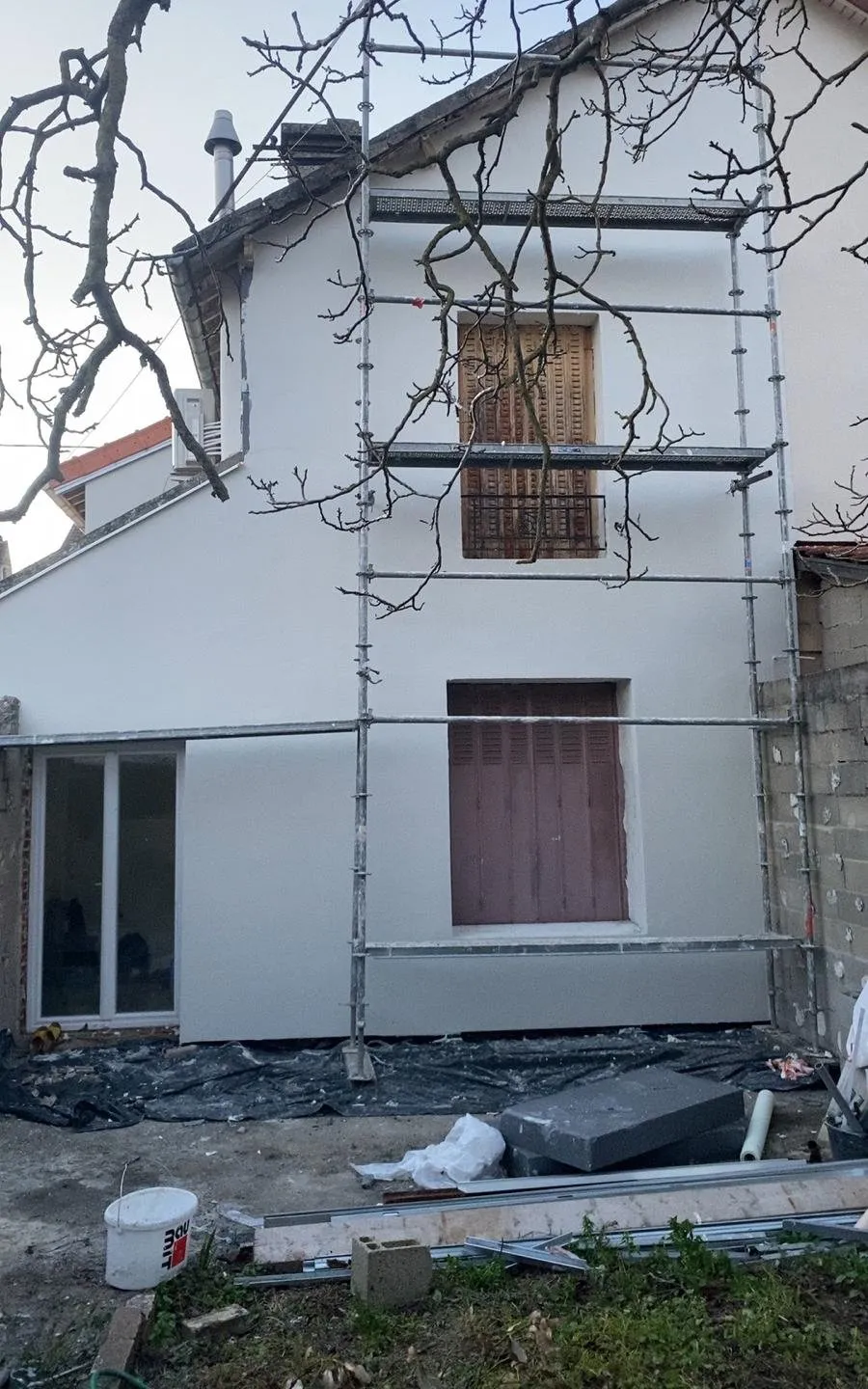 Isolation extérieure : façade en cours d'enduit sur isolant