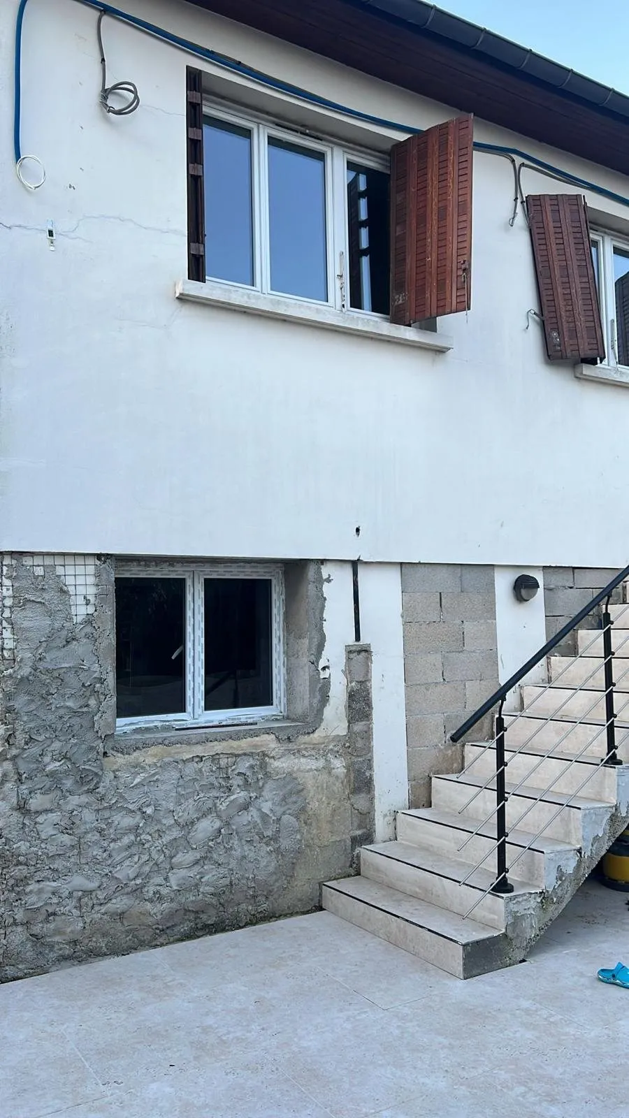 Isolation extérieure : raccord entre soubassement en pierre et enduit neuf