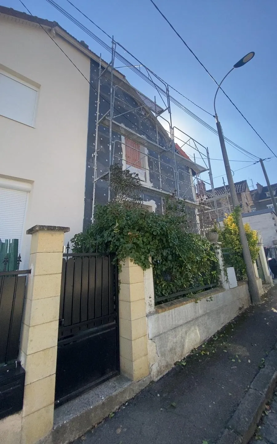 Isolation extérieure : maison de ville isolée vue depuis la rue