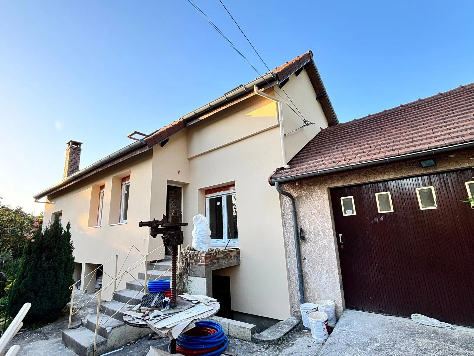 Isolation extérieure : façade enduite terminée à côté du garage