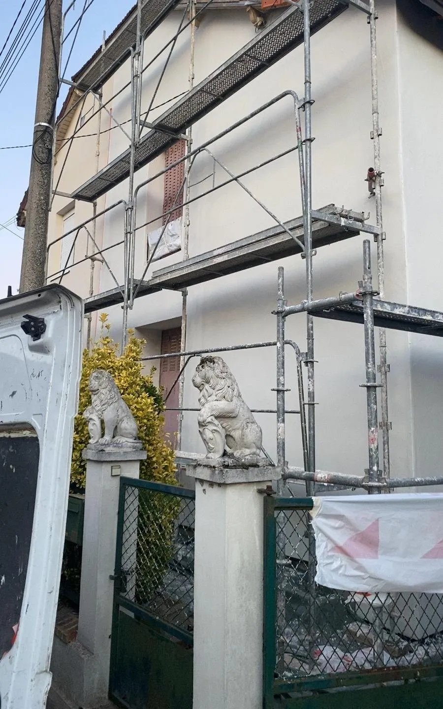 Isolation extérieure : façade sous échafaudage vue depuis le portail