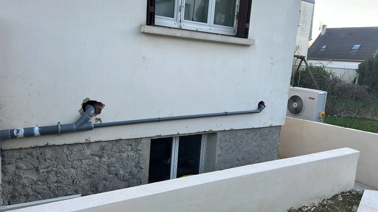 Isolation extérieure : détail de finition et descente d'eau pluviale