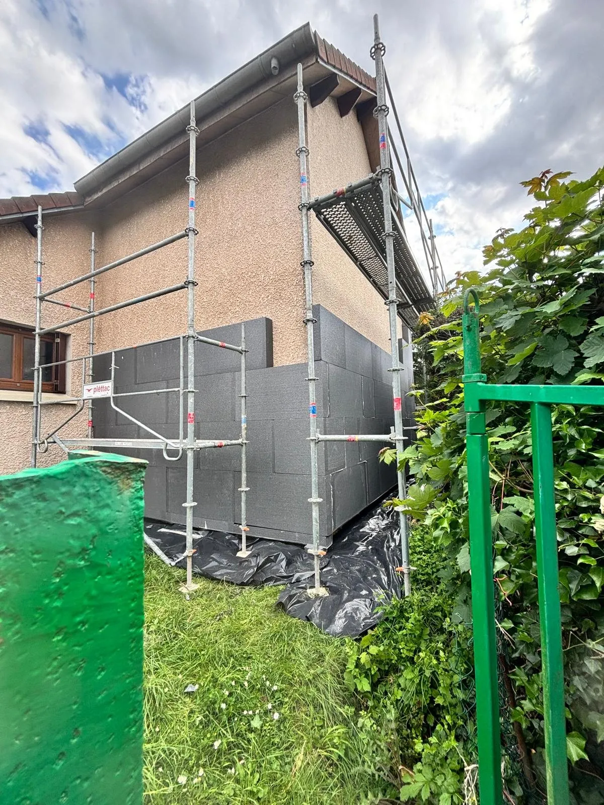 Isolation extérieure : panneaux isolants sur pignon vus depuis le jardin