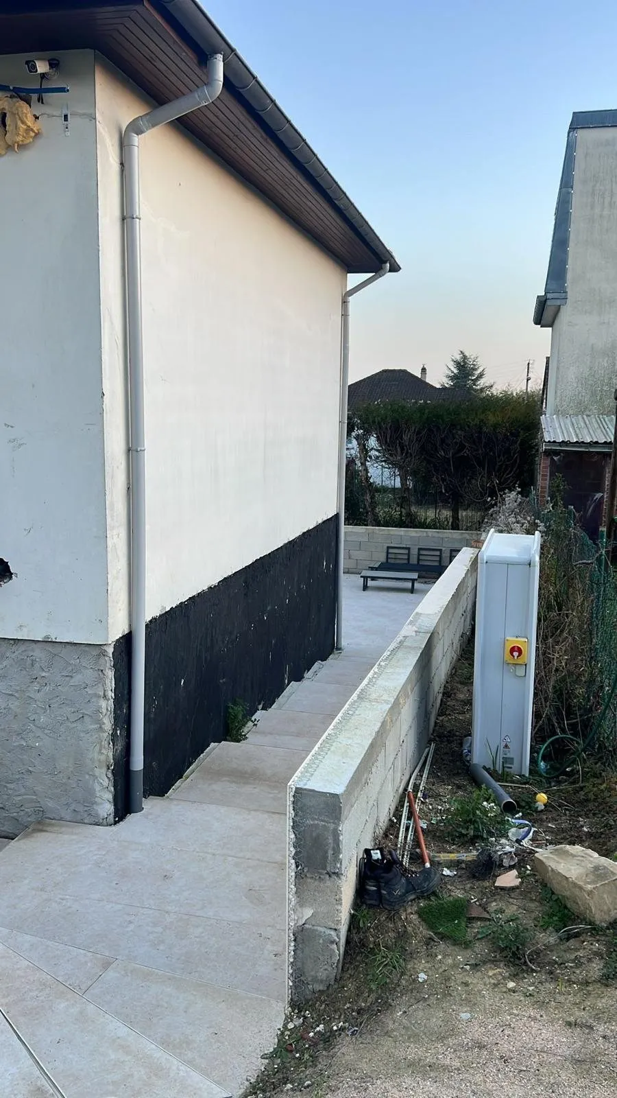 Isolation extérieure : façade enduite avec soubassement sombre