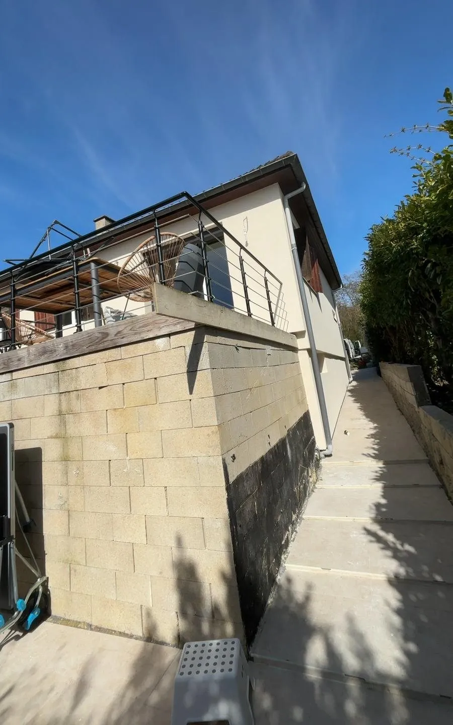 Isolation extérieure : façade terminée au-dessus d'un mur de soutènement