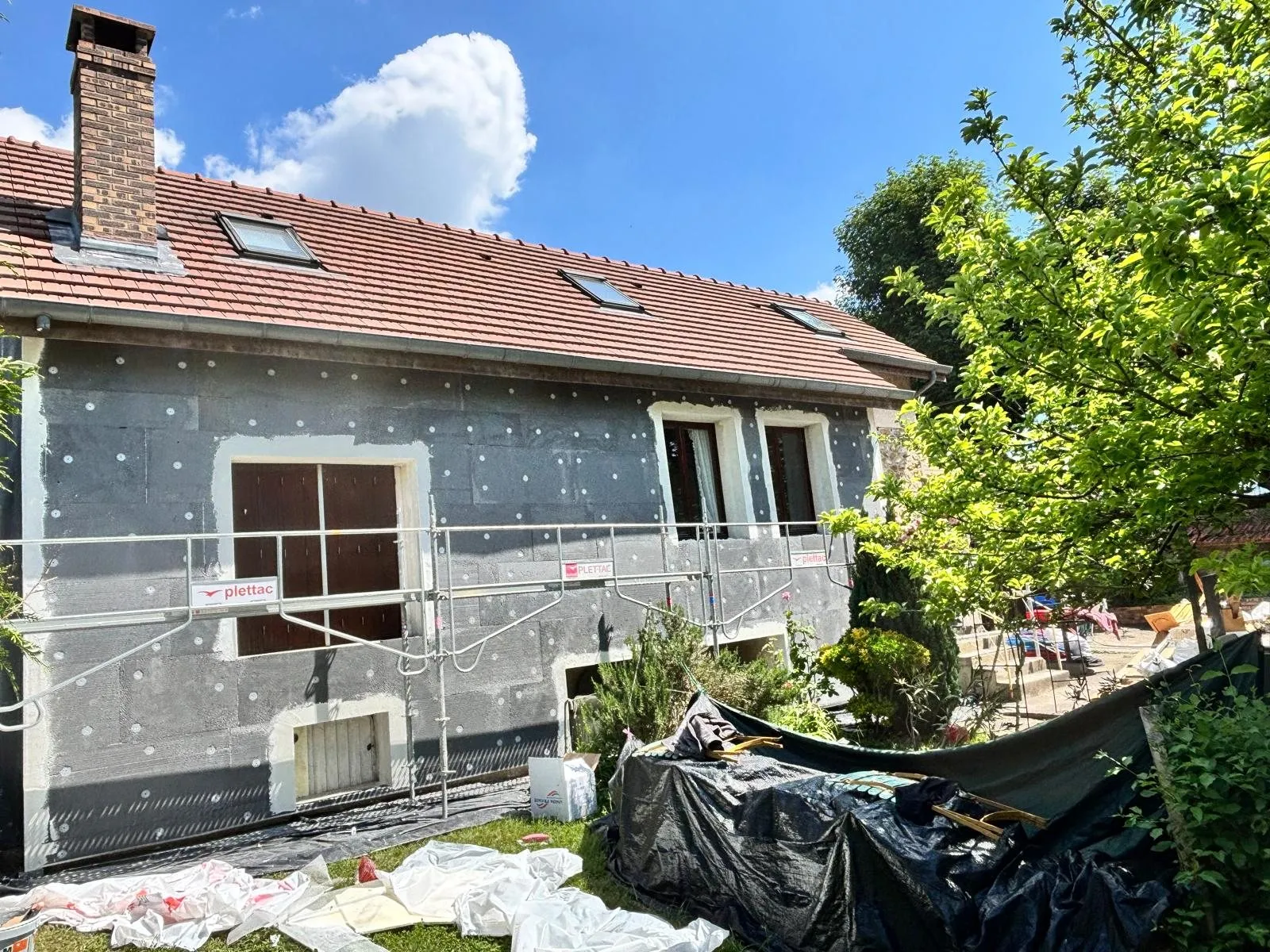 Isolation extérieure : panneaux isolants gris posés côté jardin
