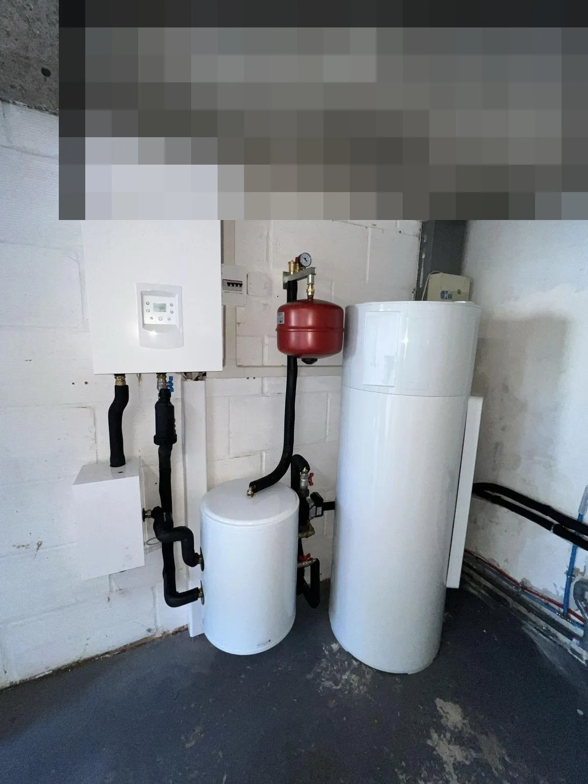Pompe à chaleur : module intérieur et ballon dans un local technique