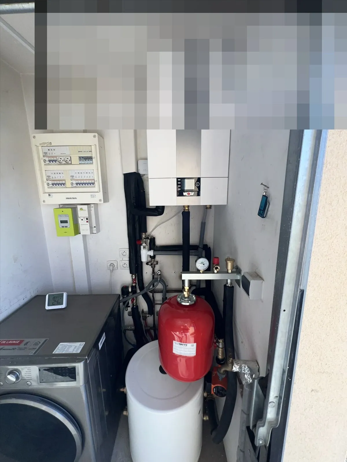 Pompe à chaleur : module et ballon en buanderie