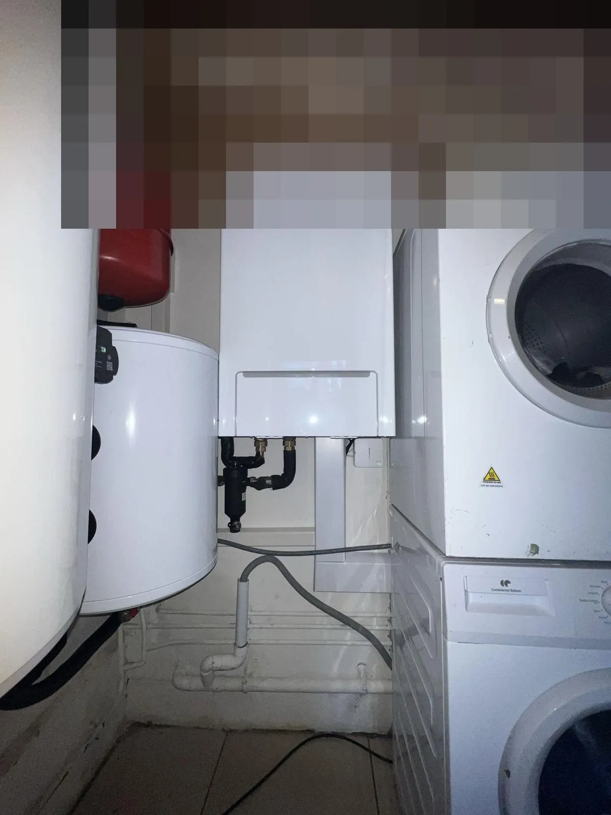 Pompe à chaleur : module mural entre deux machines à laver