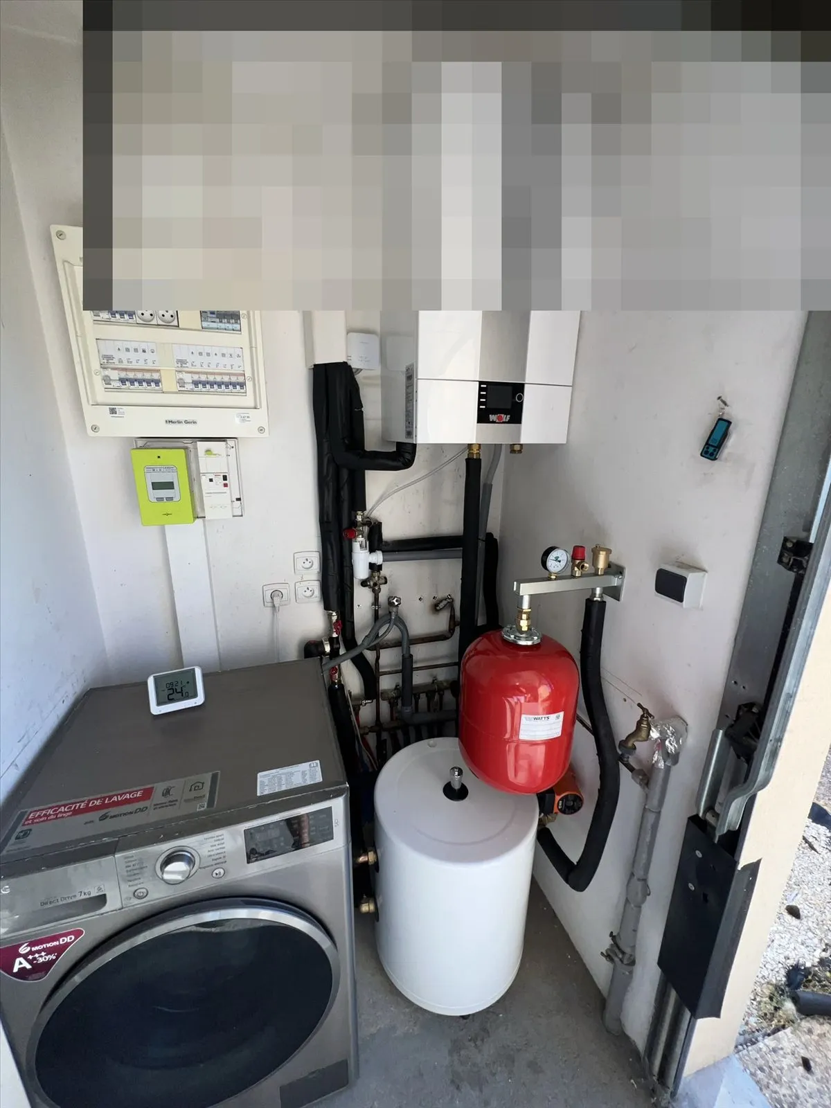 Pompe à chaleur : module et ballon en buanderie