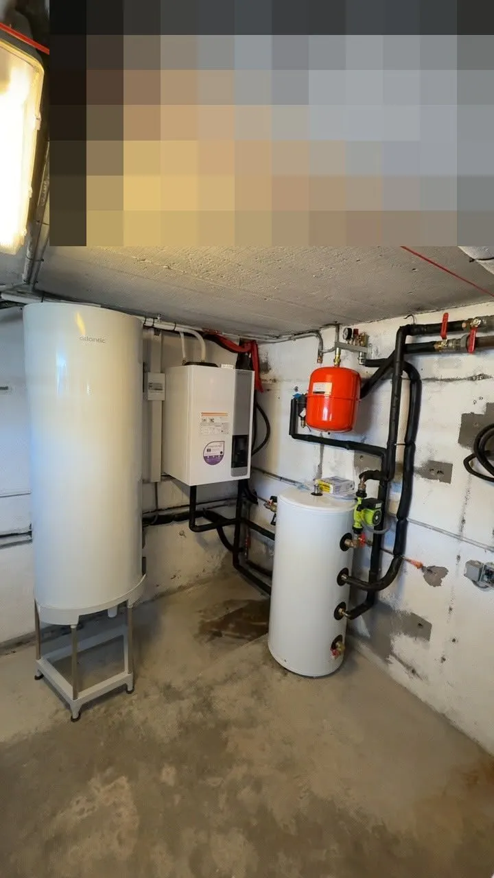 Pompe à chaleur : chaufferie avec ballon et vase d'expansion