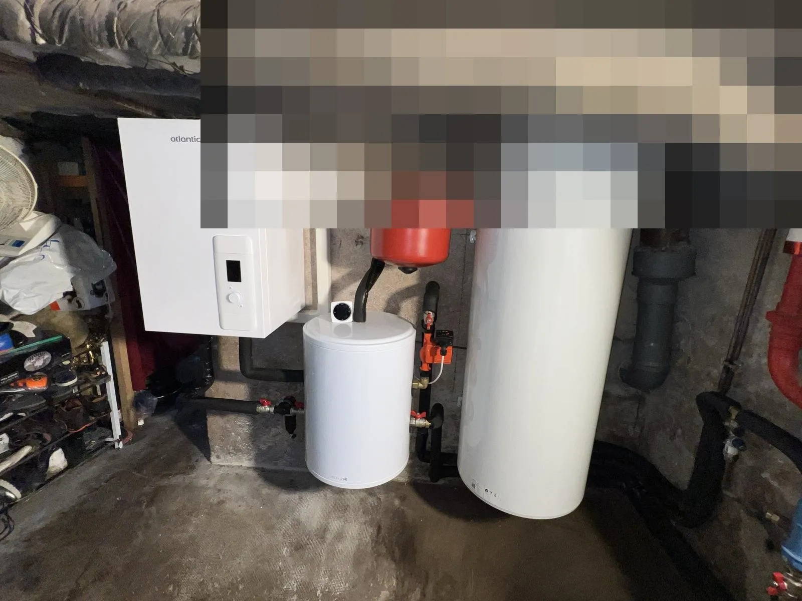 Pompe à chaleur : module et deux ballons en cave voûtée