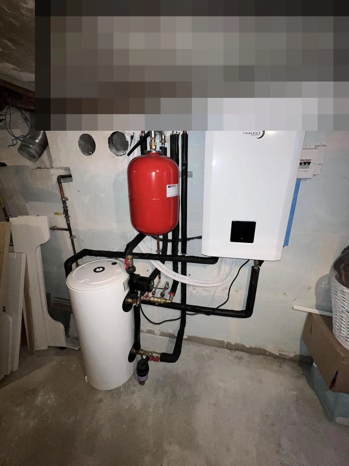 Pompe à chaleur : module ballon et vase rouge en sous-sol
