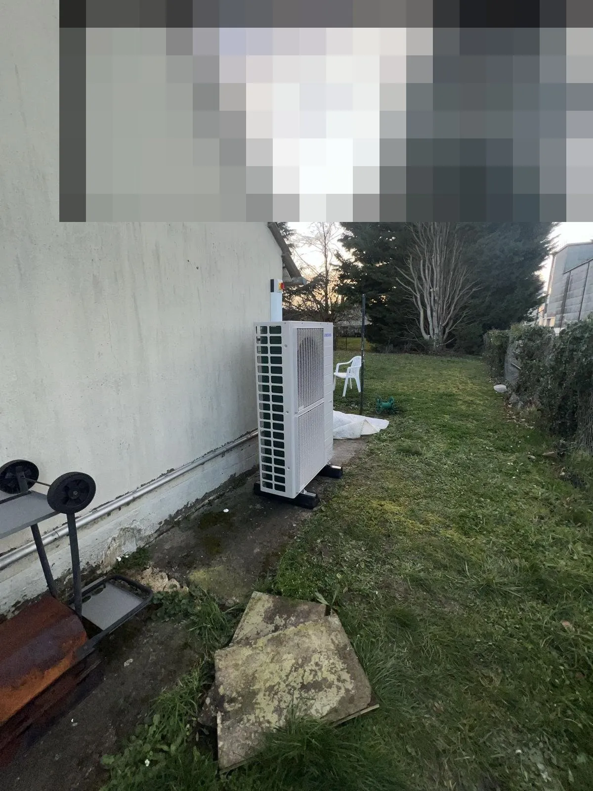 Pompe à chaleur : groupe extérieur le long du pignon
