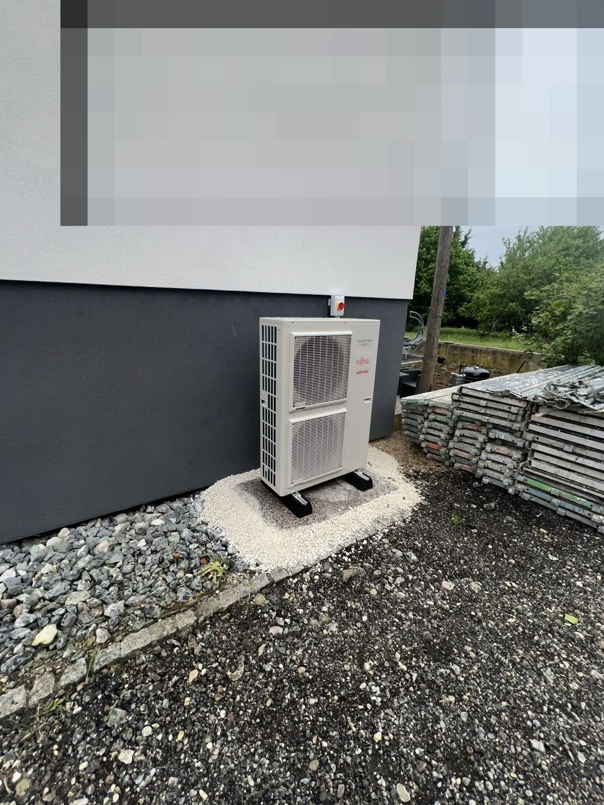 Pompe à chaleur : groupe extérieur sur lit de gravier drainant