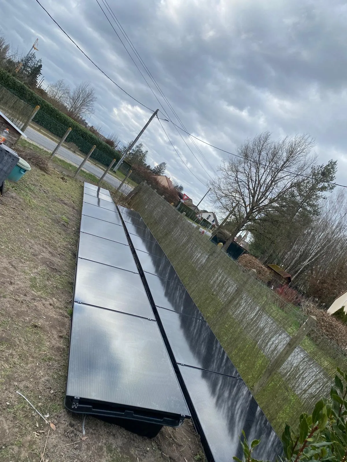 Panneaux solaires : panneaux noirs alignés au sol avant pose