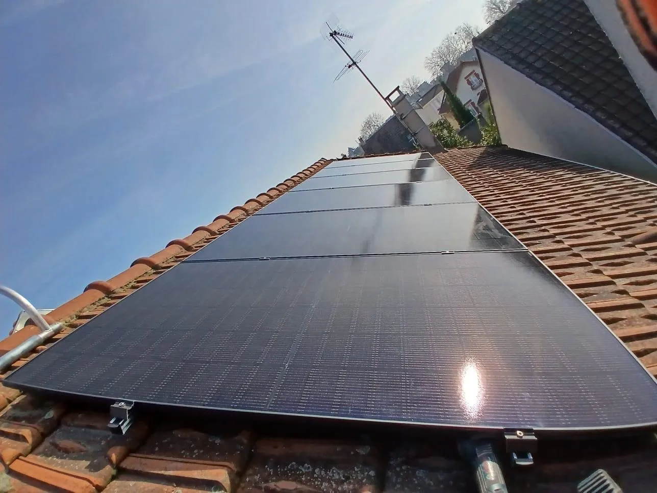 Panneaux solaires : panneaux posés en toiture tuiles vus en contre-plongée