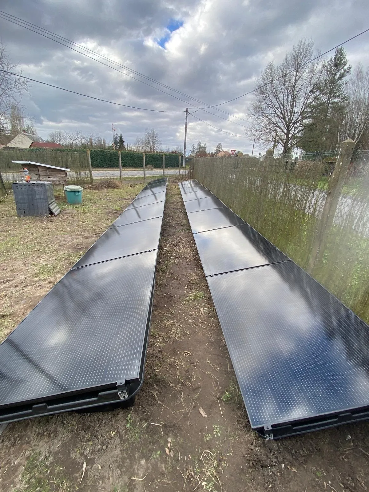 Panneaux solaires : deux rangées de panneaux au sol avant pose