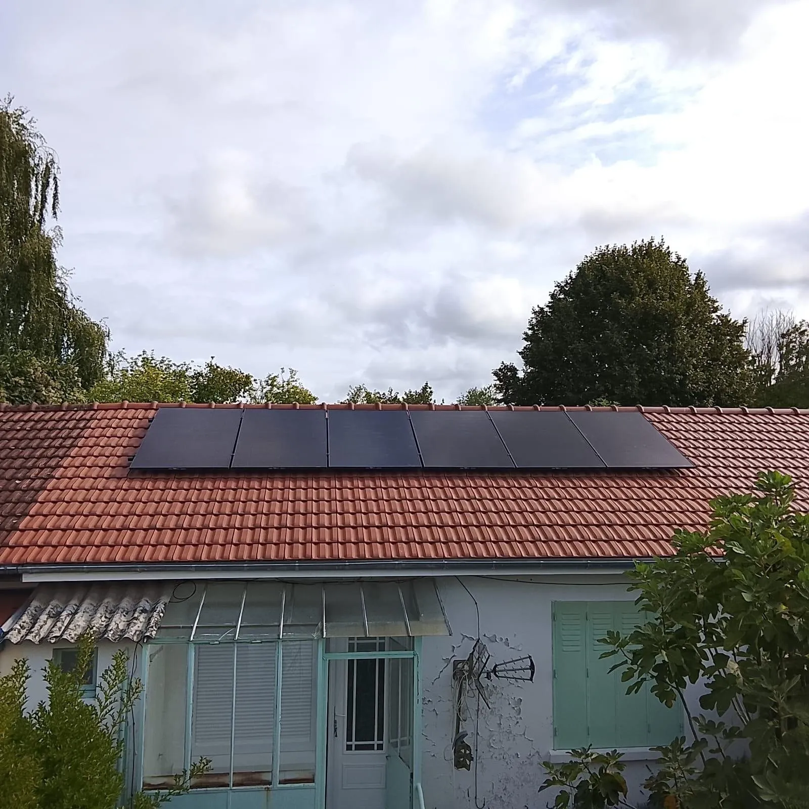 Panneaux solaires : maison avec champ solaire complet en toiture