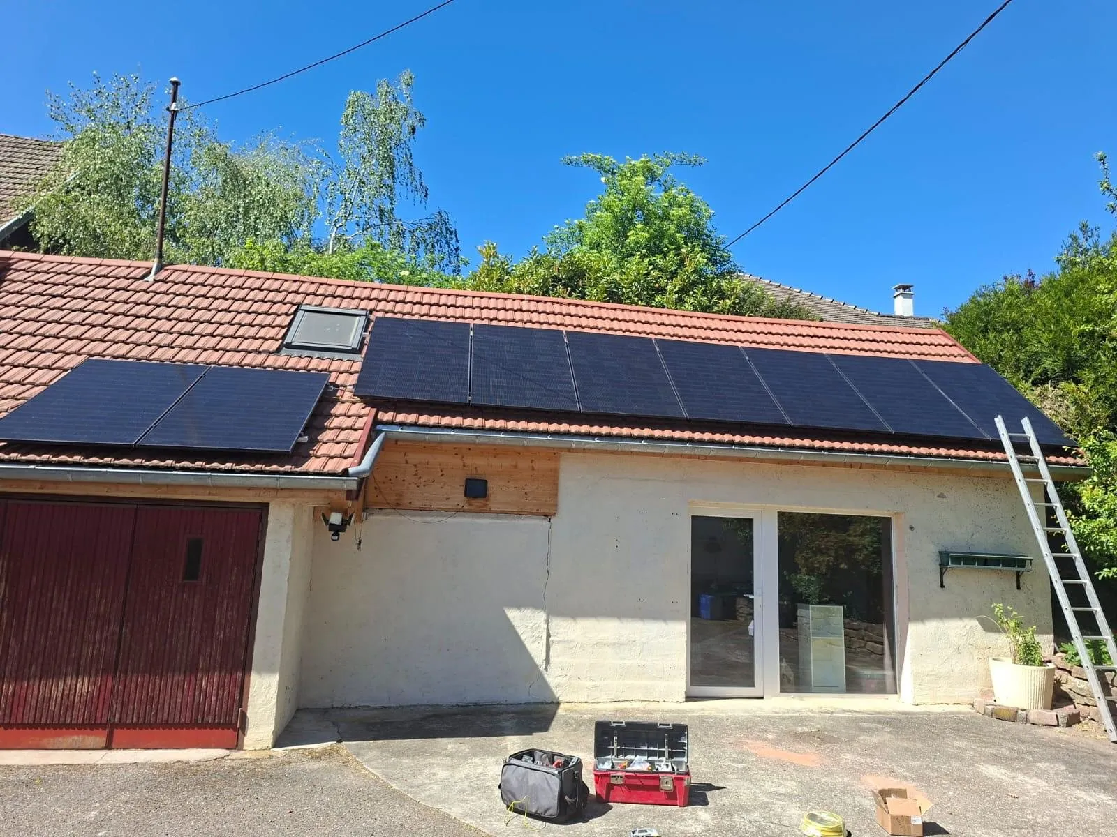 Panneaux solaires : douze panneaux sur toiture tuiles