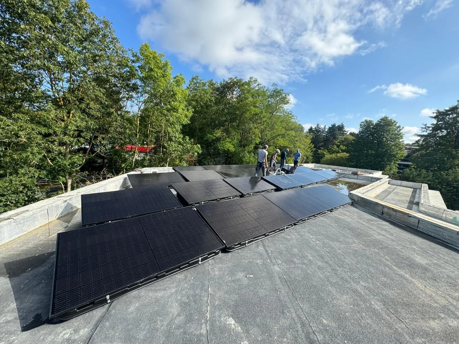 Panneaux solaires : champ solaire achevé sur toiture terrasse