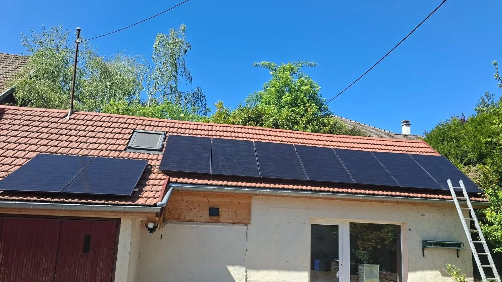 Panneaux photovoltaïques posés en surimposition sur une toiture en tuiles